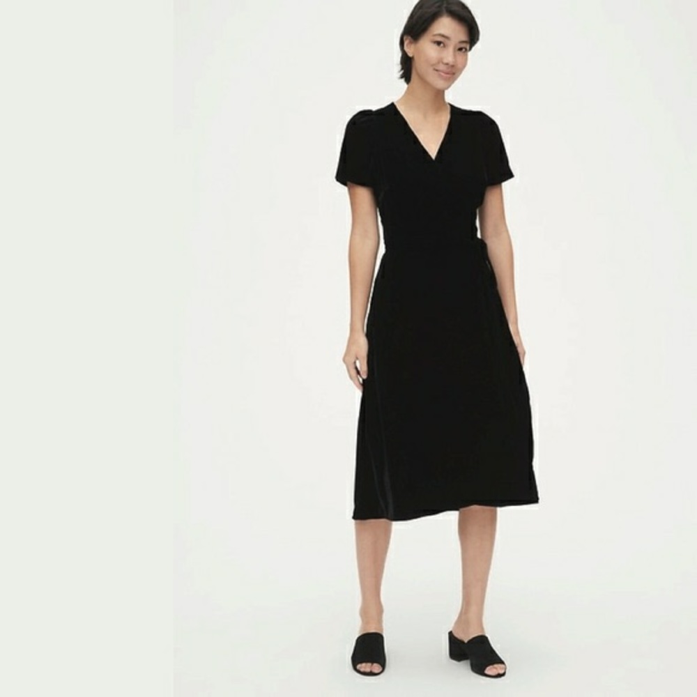 GAP • NWT Velvet black midi wrap dress size 0 tall